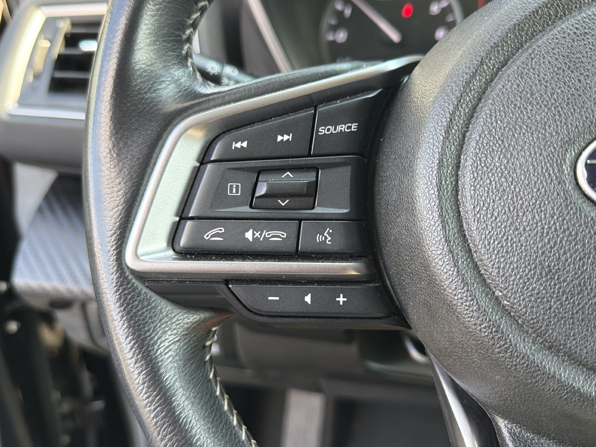 Used 2025 Subaru Ascent Premium AWD/4WD image 9