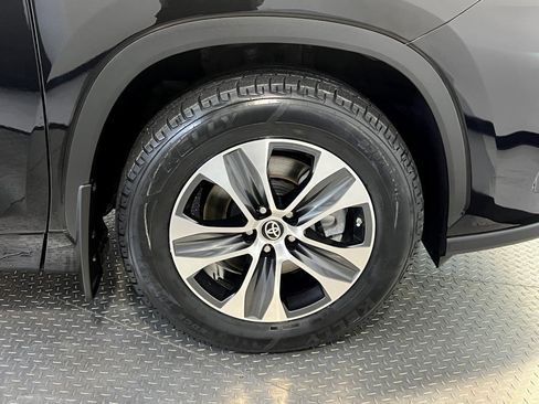 Used 2023 Toyota Highlander XLE image 12