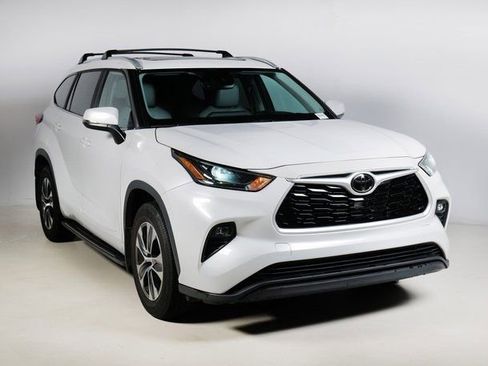 Used 2023 Toyota Highlander XLE image 1