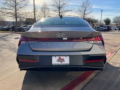 Used 2025 Hyundai Elantra Limited image 7