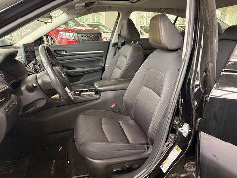 Used 2023 Nissan Altima 2.5 SV w/ SV Premium Package FWD image 9