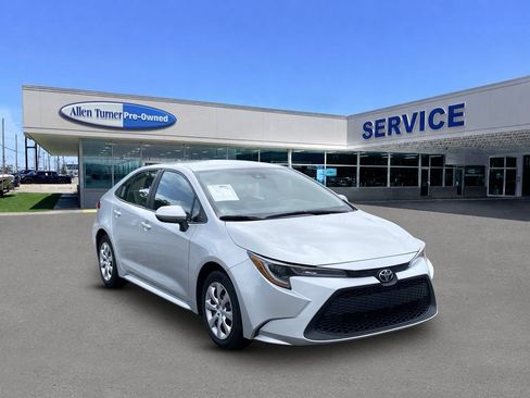 Used 2022 Toyota Corolla LE FWD image 2