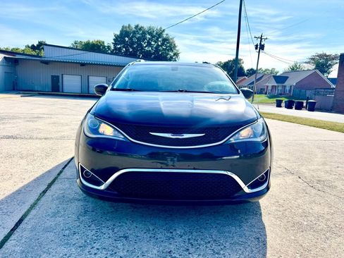 Used 2019 Chrysler Pacifica Touring-L FWD image 2