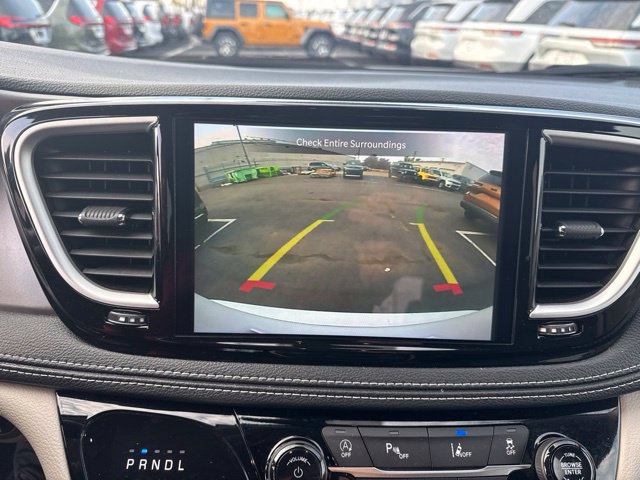 Certified 2024 Chrysler Pacifica Touring-L FWD image 16