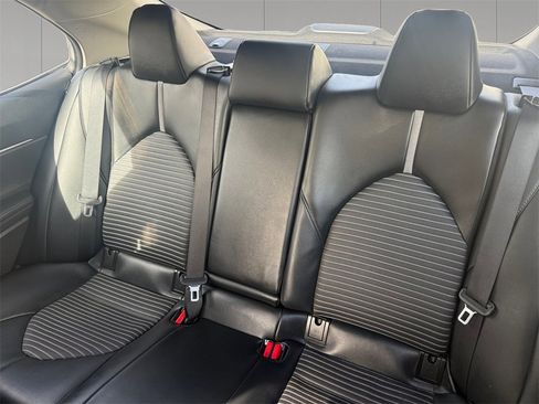 Used 2020 Toyota Camry SE image 16