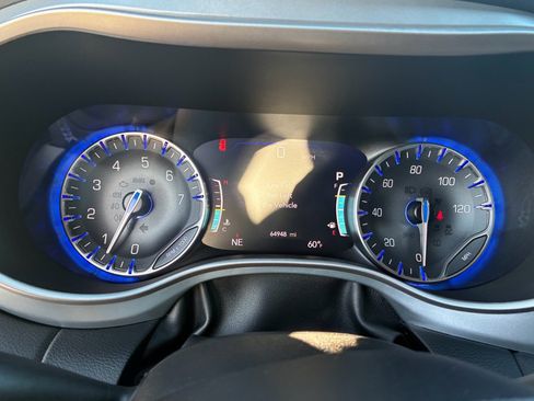 Used 2020 Chrysler Pacifica Touring-L Plus image 17