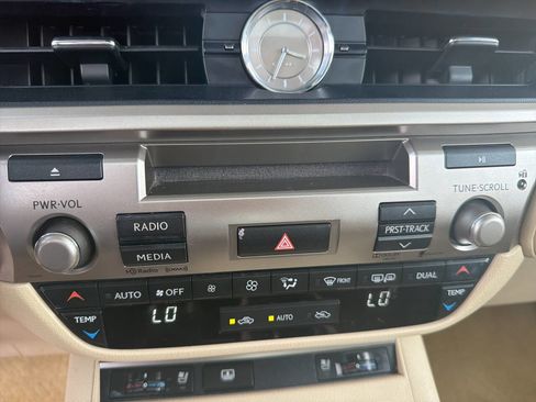 Used 2014 Lexus ES 300h w/ Luxury Package w/Bamboo Trim image 25