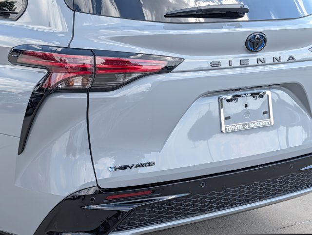 Certified 2025 Toyota Sienna XSE w/ XSE Premium Package AWD/4WD image 8