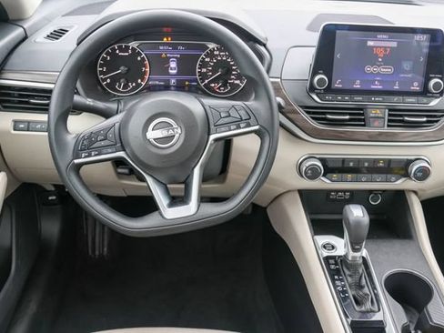 Used 2025 Nissan Altima 2.5 SV FWD image 17
