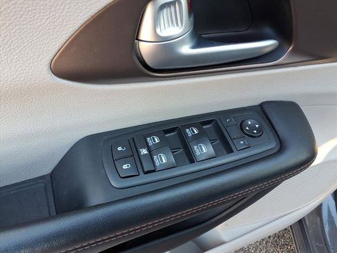 Used 2018 Chrysler Pacifica Touring-L Plus image 22