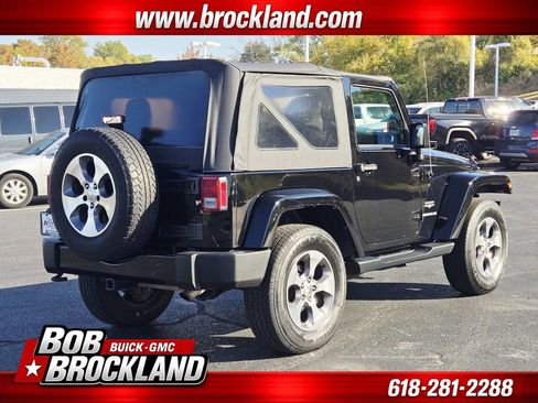 Used 2017 Jeep Wrangler Sahara w/ Connectivity Group AWD/4WD image 4