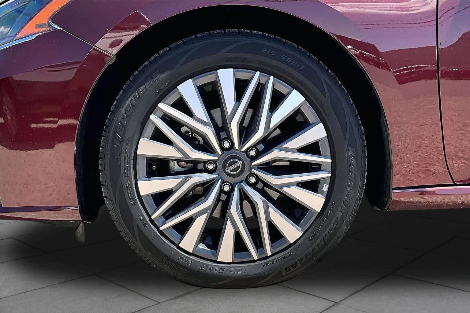 Used 2025 Nissan Altima 2.5 SV FWD image 11
