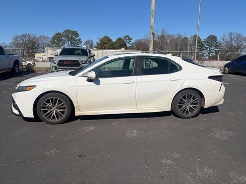 Used 2022 Toyota Camry SE image 4