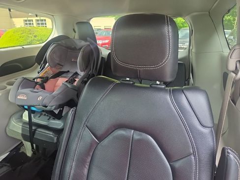 Used 2022 Chrysler Pacifica Touring-L image 8