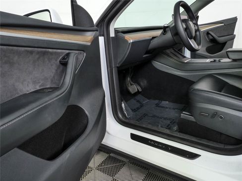 Used 2023 Tesla Model Y Long Range AWD/4WD image 7