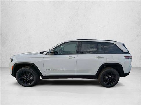 New 2025 Jeep Grand Cherokee Altitude image 4