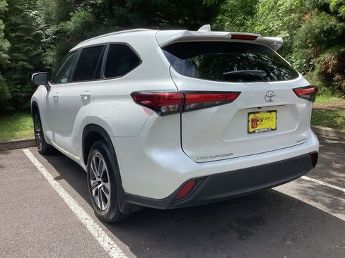 Used 2023 Toyota Highlander XLE AWD/4WD image 10