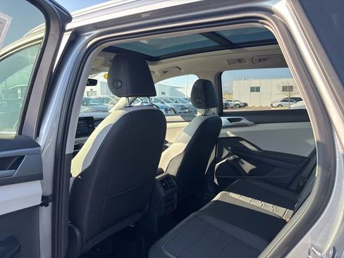 Used 2025 Volkswagen Taos SE w/ Panoramic Sunroof Package AWD/4WD image 33