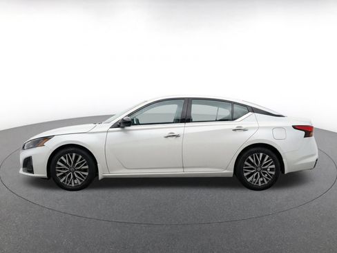 Used 2025 Nissan Altima 2.5 SV FWD image 4