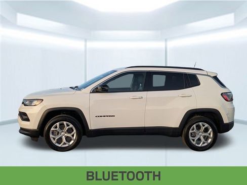 Used 2024 Jeep Compass Latitude image 2