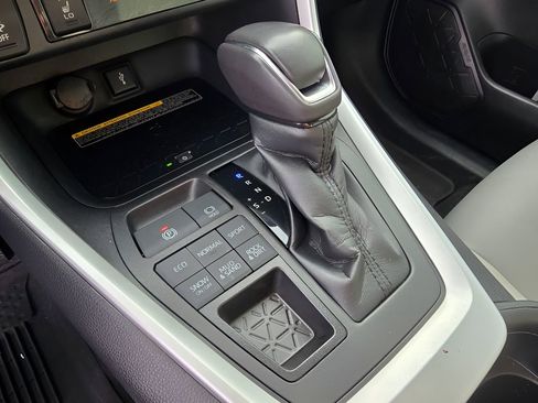 Used 2021 Toyota RAV4 XLE Premium image 18