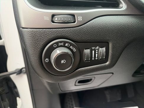 Used 2019 Jeep Cherokee Latitude Plus AWD/4WD image 31