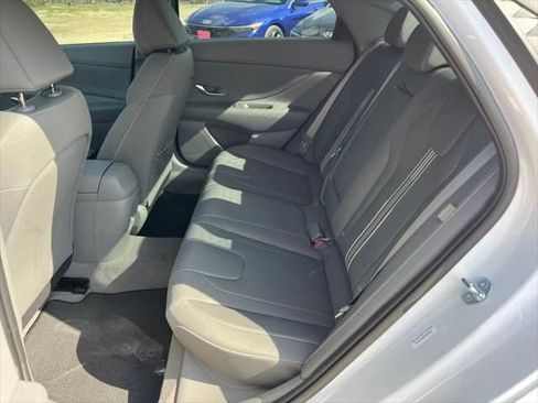 Used 2025 Hyundai Elantra SEL image 11