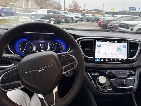 Used 2023 Chrysler Pacifica Pinnacle image 30