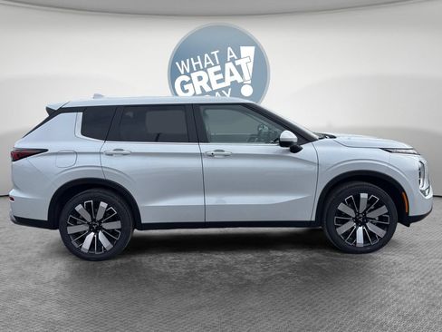 New 2026 Mitsubishi Outlander AWD image 2