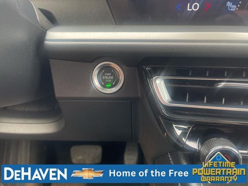 Used 2025 Chevrolet Traverse LT FWD image 17