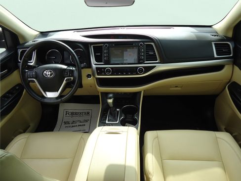 Used 2019 Toyota Highlander XLE AWD/4WD image 11