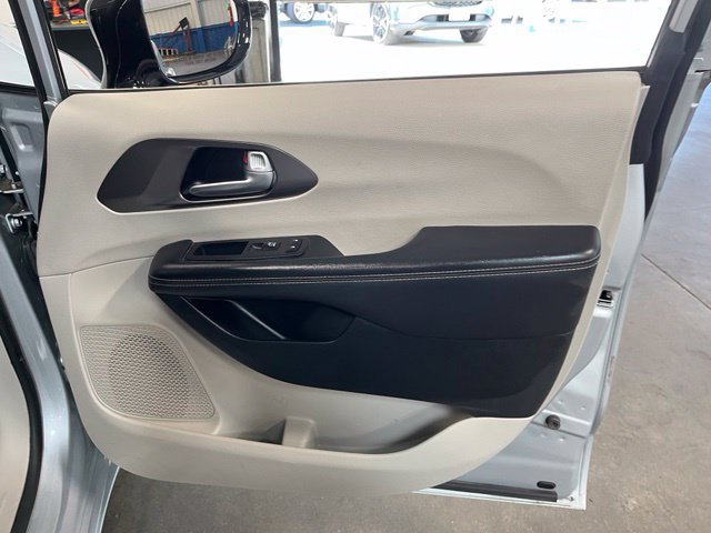 Used 2024 Chrysler Pacifica Limited FWD image 13