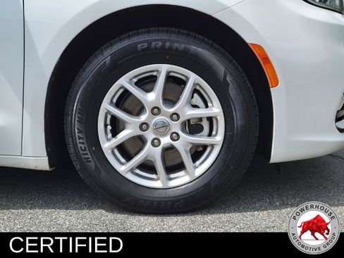 Used 2023 Chrysler Pacifica Touring-L FWD image 11