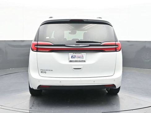 Used 2022 Chrysler Pacifica Touring-L FWD image 10