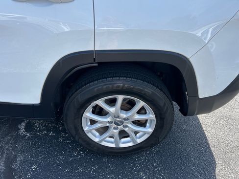 Used 2016 Jeep Cherokee Latitude w/ Cold Weather Group AWD/4WD image 29