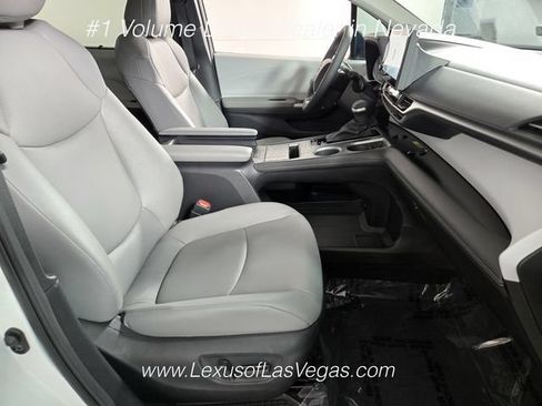 Used 2026 Toyota Sienna XLE FWD image 21
