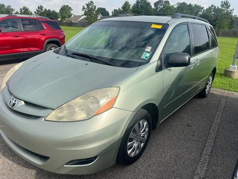 Used 2010 Toyota Sienna LE FWD image 1