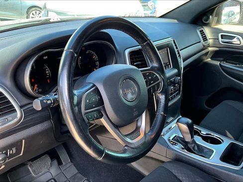 Used 2021 Jeep Grand Cherokee Laredo image 16