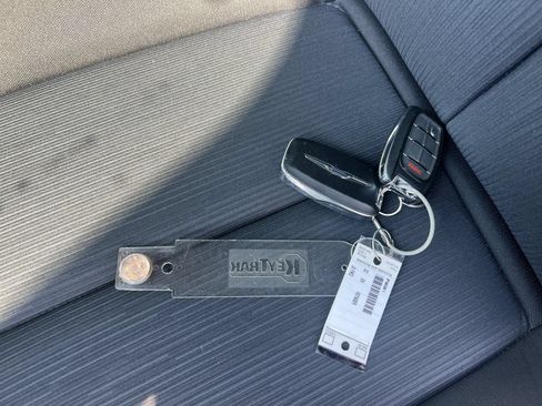 Used 2022 Chrysler Voyager LX FWD image 38