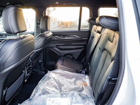 New 2025 Jeep Grand Cherokee Altitude image 19