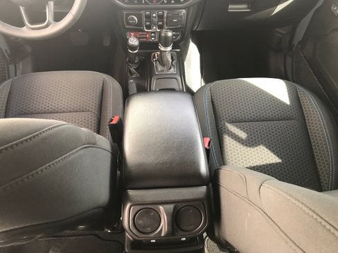 Used 2024 Jeep Wrangler Unlimited Rubicon 4xe w/ Capability Package AWD/4WD image 14