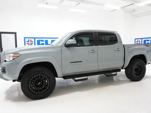 Used 2019 Toyota Tacoma TRD Sport image 8