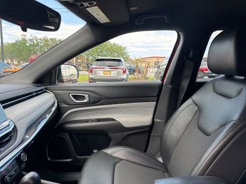 Used 2025 Jeep Compass Latitude image 23