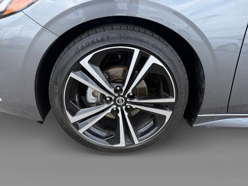 Used 2022 Nissan Sentra SR w/ SR Premium Package FWD image 9