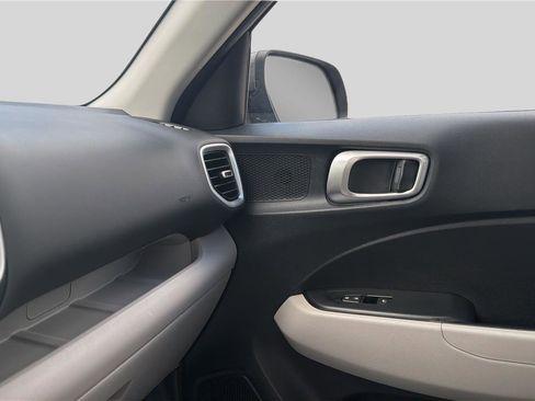 Used 2025 Hyundai Venue SEL FWD image 11