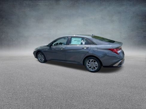 Used 2025 Hyundai Elantra Blue image 16