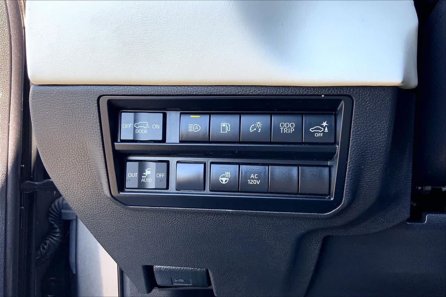 Used 2023 Toyota Sequoia Capstone AWD/4WD image 33