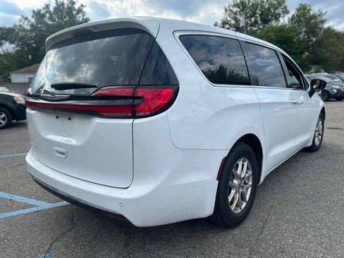 Used 2025 Chrysler Pacifica Select FWD image 5