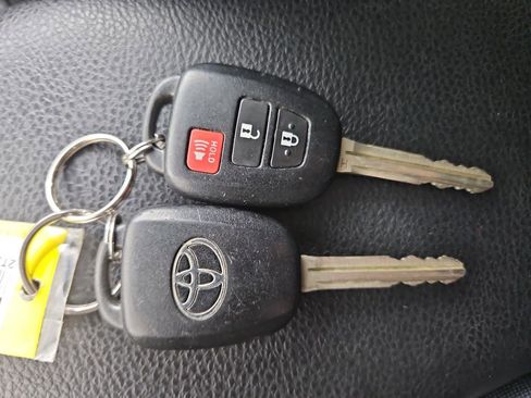 Used 2015 Toyota RAV4 XLE image 29