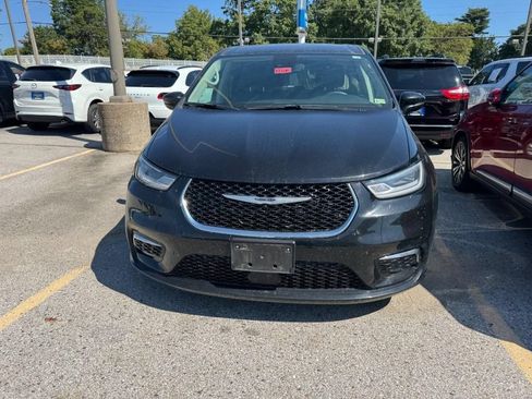 Used 2024 Chrysler Pacifica Touring-L FWD image 4